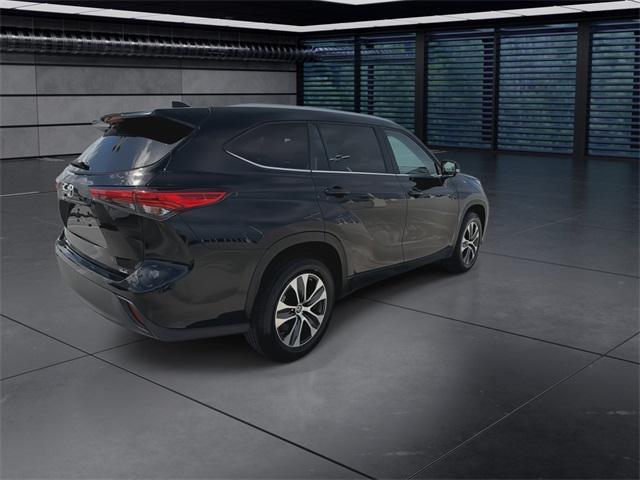 used 2023 Toyota Highlander car, priced at $36,998