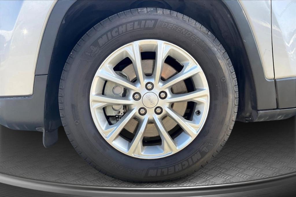 used 2019 Jeep Cherokee car, priced at $14,555