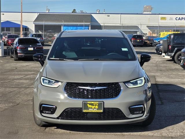 new 2025 Chrysler Pacifica Hybrid car