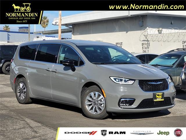 new 2025 Chrysler Pacifica Hybrid car