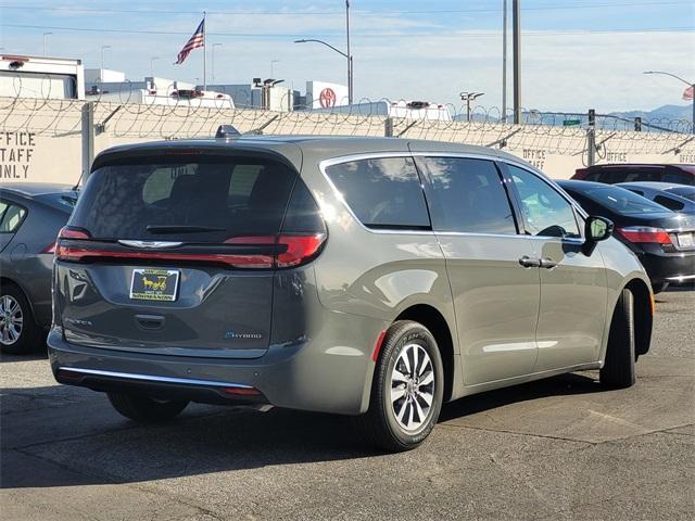 new 2025 Chrysler Pacifica Hybrid car