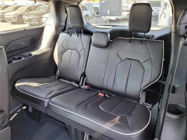 new 2025 Chrysler Pacifica car