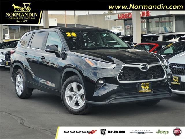 used 2024 Toyota Highlander car, priced at $32,900