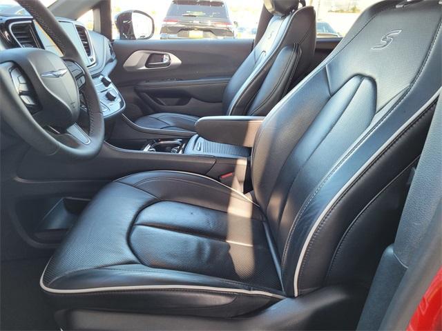 used 2025 Chrysler Pacifica car, priced at $39,600