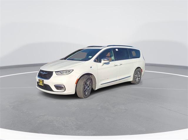 new 2024 Chrysler Pacifica Hybrid car