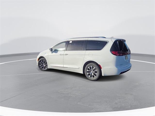 new 2024 Chrysler Pacifica Hybrid car