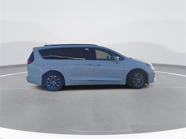 new 2024 Chrysler Pacifica Hybrid car