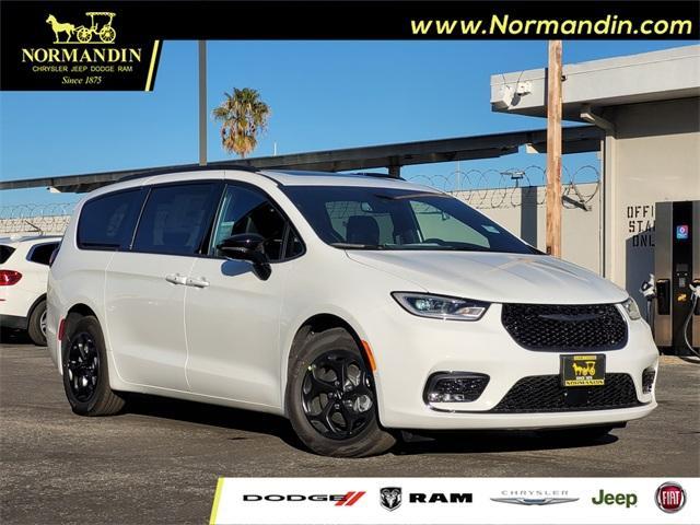 new 2025 Chrysler Pacifica Hybrid car