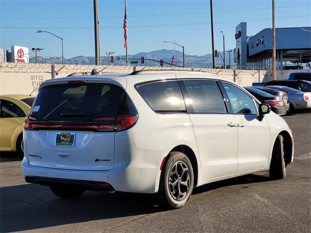 new 2025 Chrysler Pacifica Hybrid car