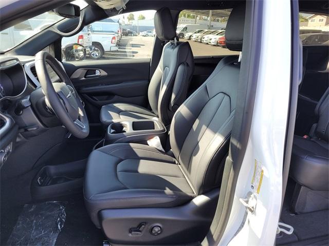 new 2025 Chrysler Pacifica car