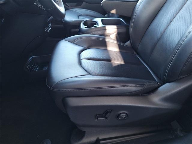 used 2025 Chrysler Pacifica car, priced at $33,400