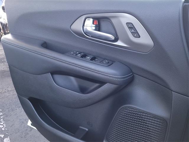 used 2025 Chrysler Pacifica car, priced at $33,400