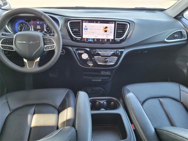 used 2025 Chrysler Pacifica car, priced at $33,400