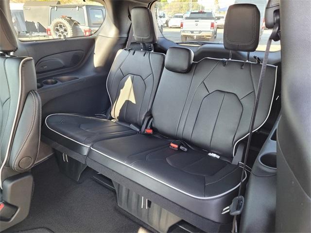 new 2025 Chrysler Pacifica car