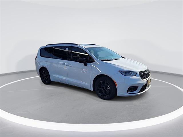 new 2024 Chrysler Pacifica Hybrid car