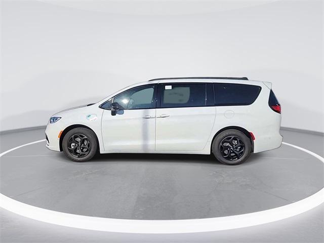 new 2024 Chrysler Pacifica Hybrid car