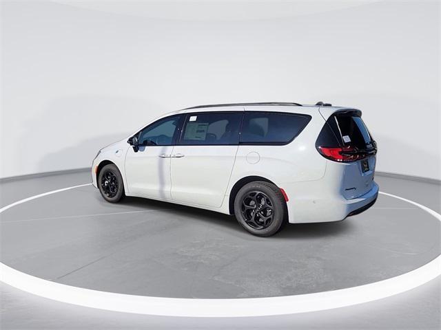 new 2024 Chrysler Pacifica Hybrid car