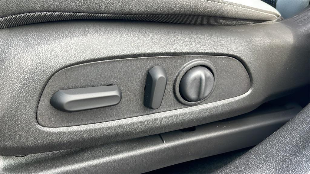 new 2025 Buick Envista car, priced at $24,995