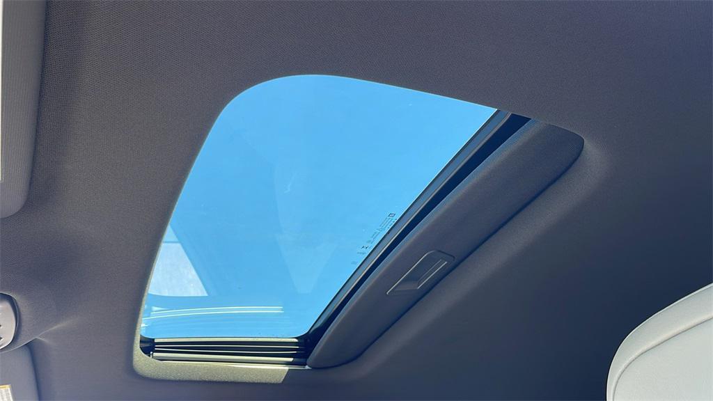 new 2025 Buick Envista car, priced at $30,585