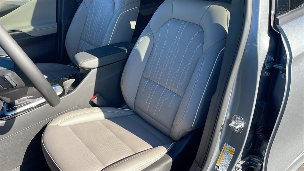 new 2025 Buick Envista car, priced at $30,585