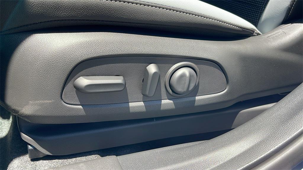 new 2025 Buick Envista car, priced at $27,280