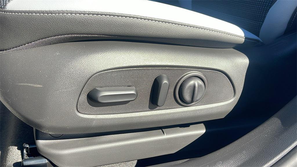 new 2025 Buick Envista car, priced at $25,685