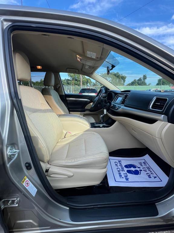 used 2014 Toyota Highlander car, priced at $10,495