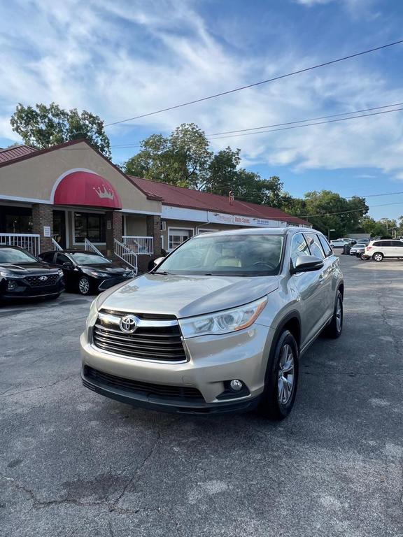 used 2014 Toyota Highlander car, priced at $10,495