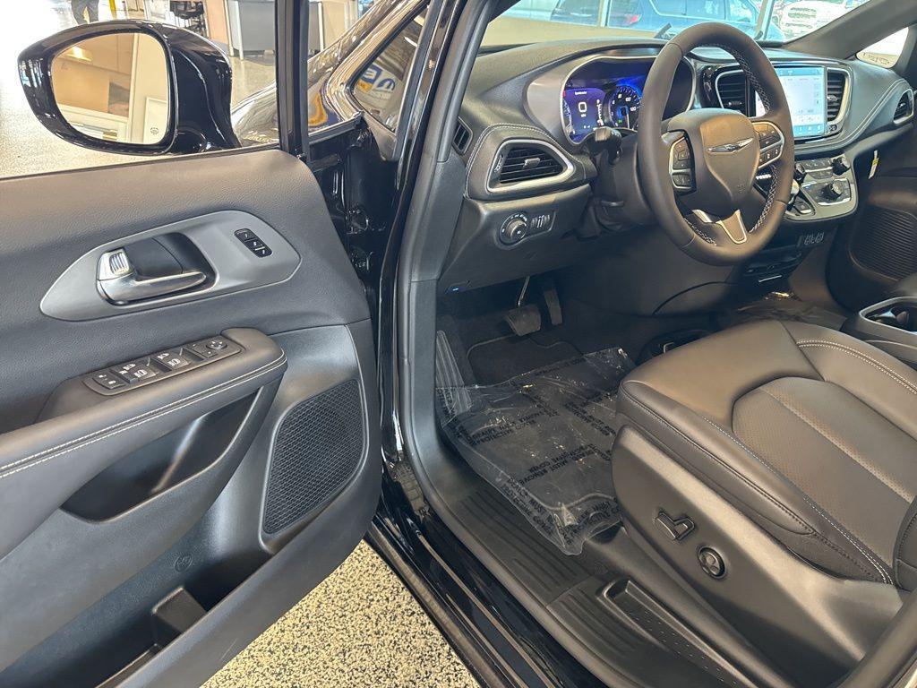 new 2025 Chrysler Pacifica car, priced at $46,862
