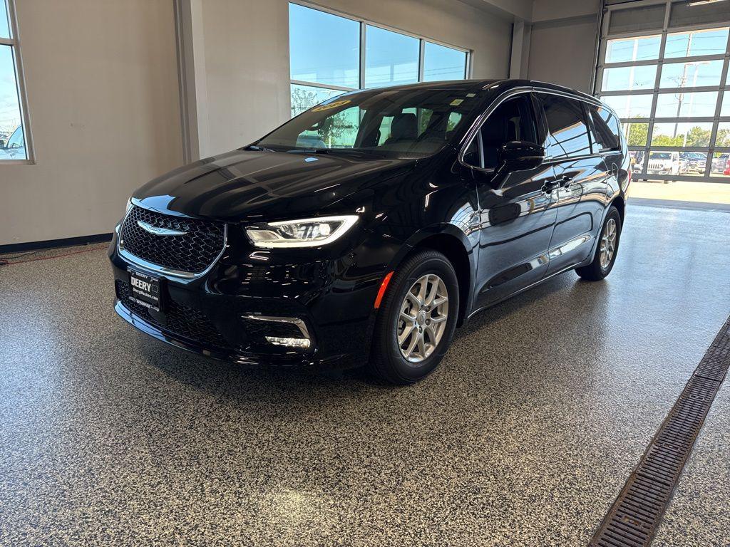 new 2025 Chrysler Pacifica car, priced at $46,862