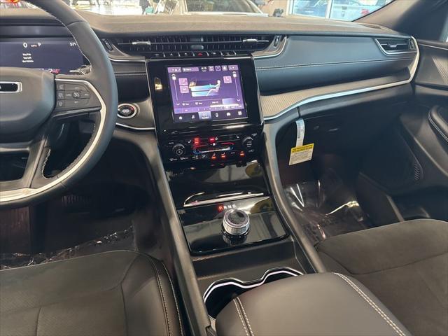 new 2025 Jeep Grand Cherokee car, priced at $40,075
