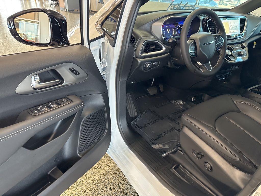 new 2025 Chrysler Pacifica car, priced at $47,112