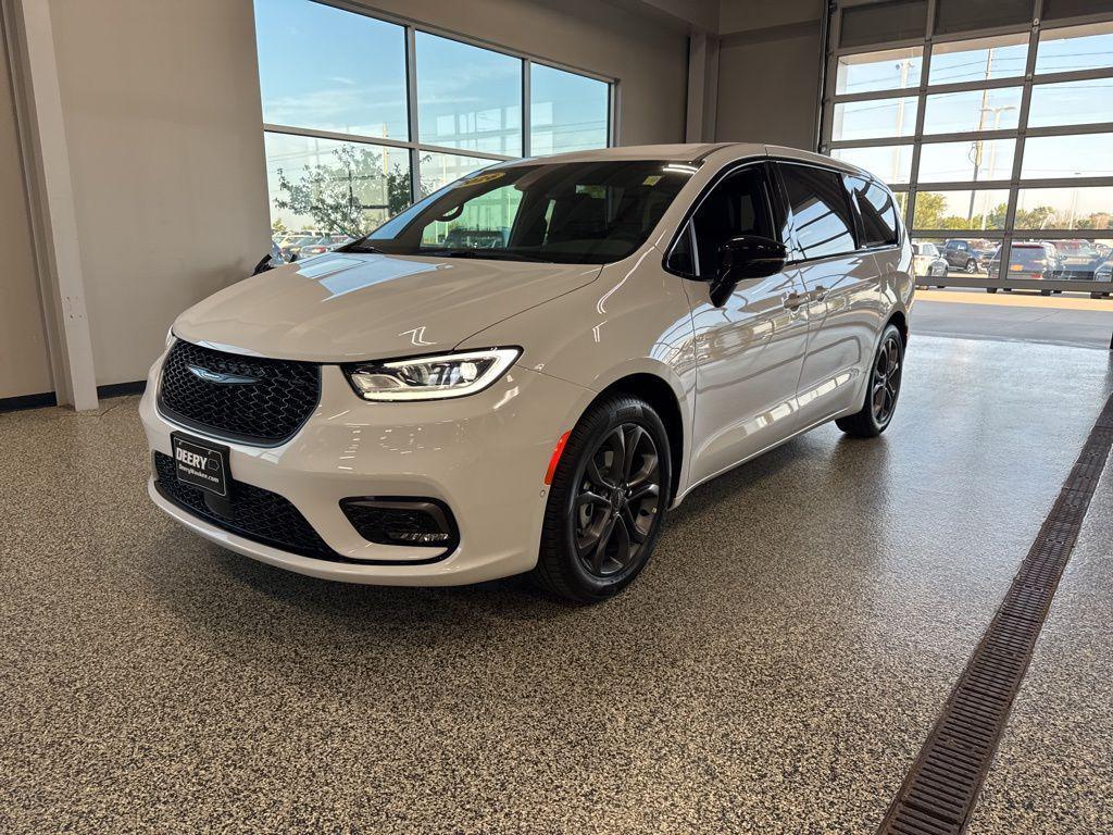 new 2026 Chrysler Pacifica car, priced at $46,817