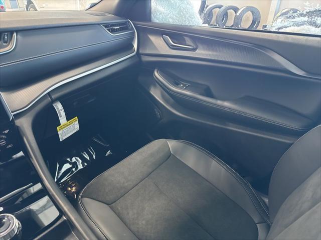 new 2025 Jeep Grand Cherokee car, priced at $40,075