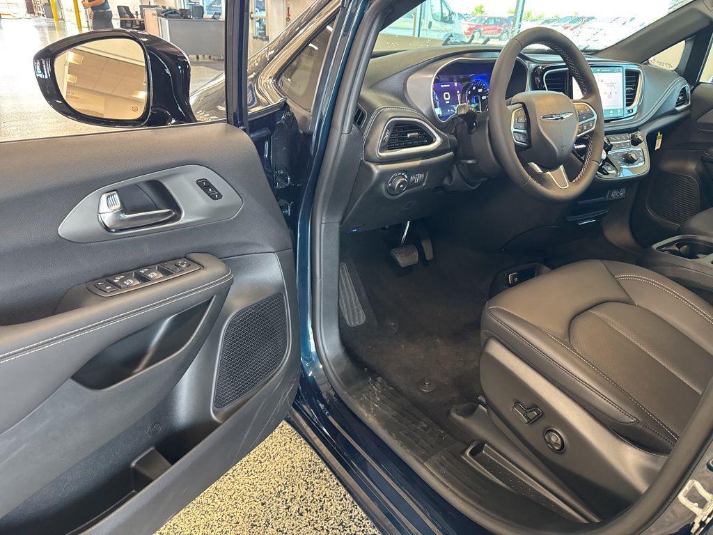 new 2025 Chrysler Pacifica car, priced at $41,922