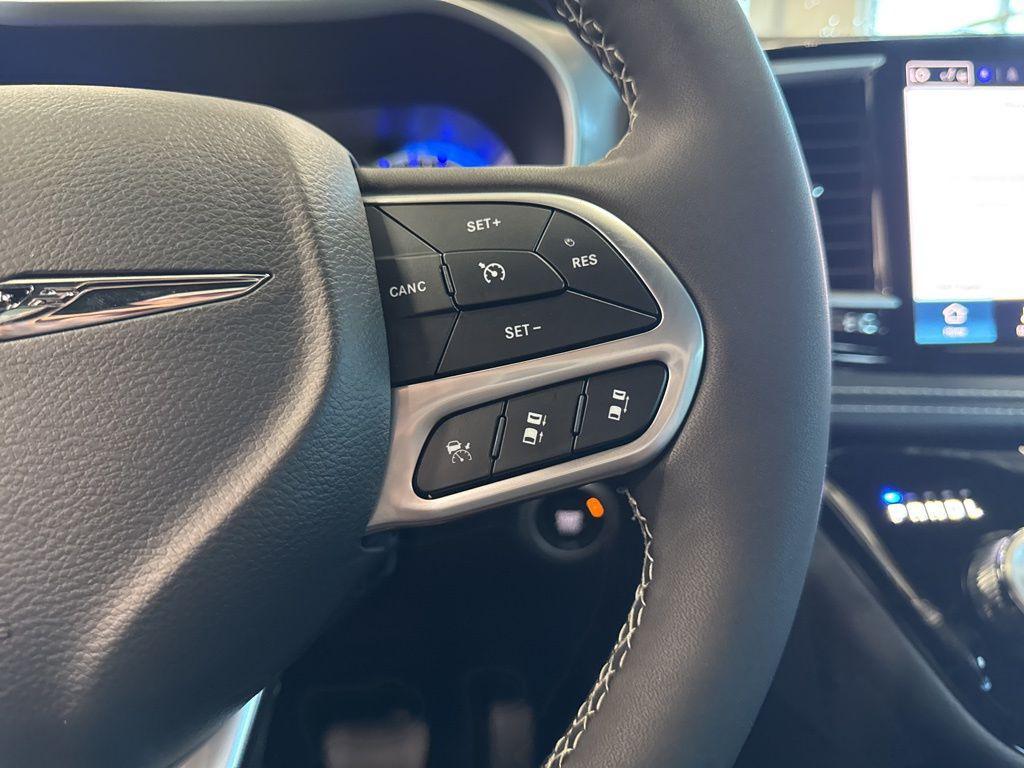 new 2025 Chrysler Pacifica car, priced at $41,922