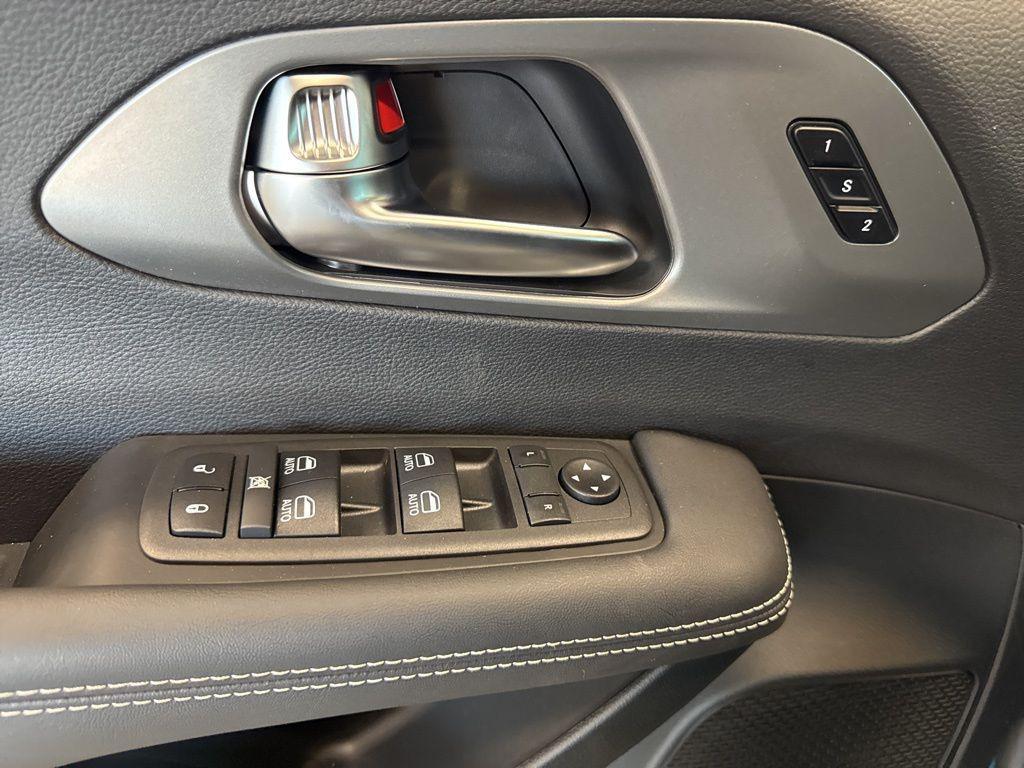 new 2025 Chrysler Pacifica car, priced at $41,922