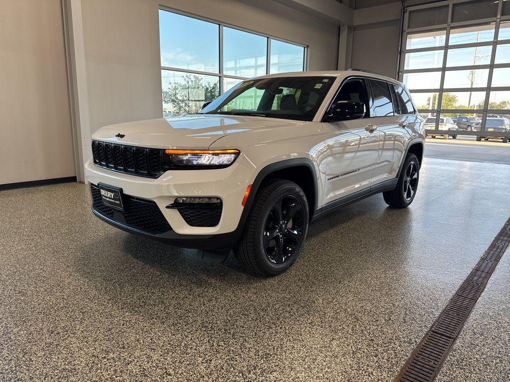 new 2025 Jeep Grand Cherokee car, priced at $40,672