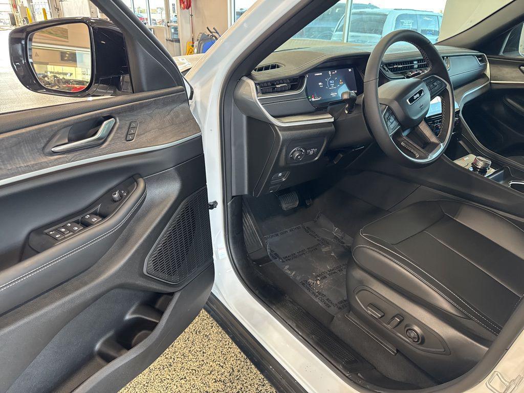 new 2025 Jeep Grand Cherokee car, priced at $40,672