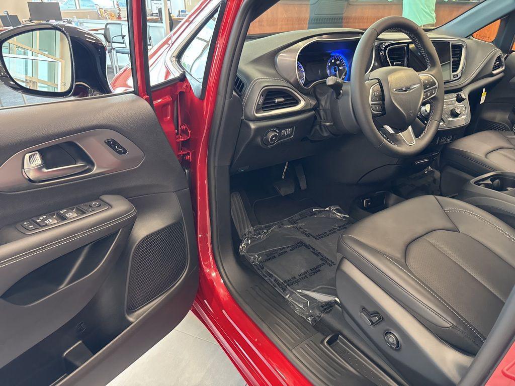 new 2025 Chrysler Pacifica car, priced at $41,422