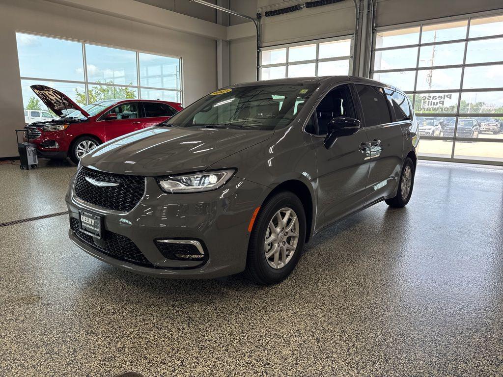 new 2025 Chrysler Pacifica car, priced at $47,558