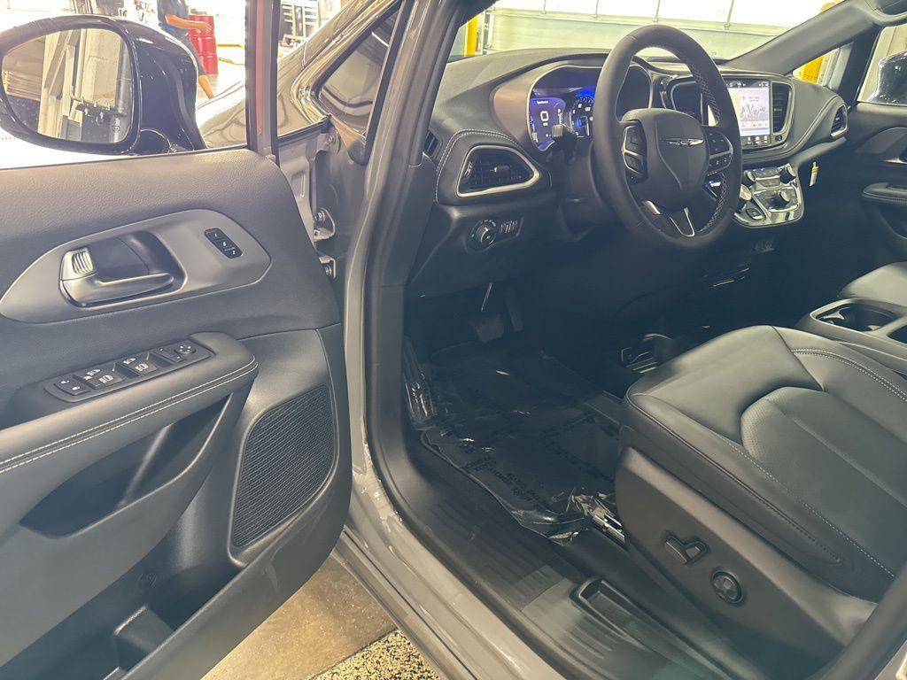 new 2025 Chrysler Pacifica car, priced at $47,558