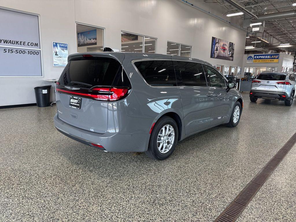 new 2025 Chrysler Pacifica car, priced at $47,558