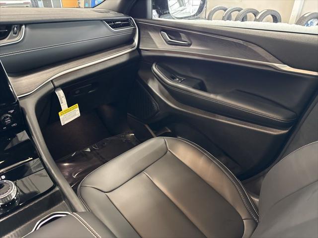 new 2025 Jeep Grand Cherokee car, priced at $44,470
