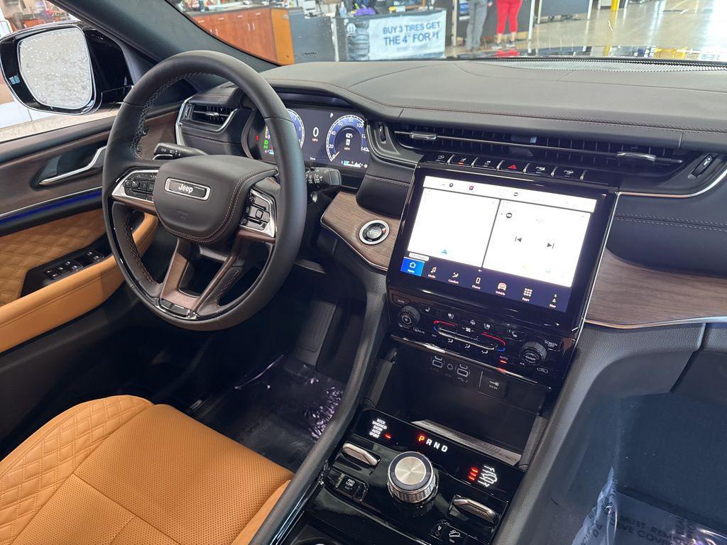 new 2025 Jeep Grand Cherokee car, priced at $54,271