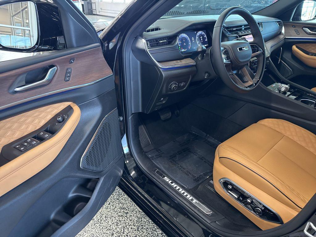 new 2025 Jeep Grand Cherokee car, priced at $54,271