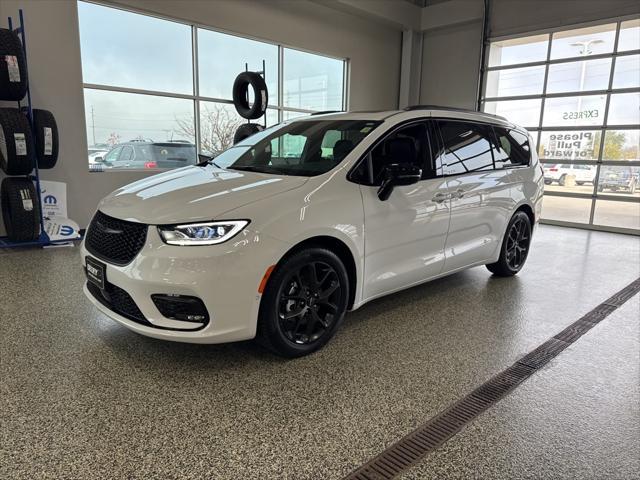 new 2024 Chrysler Pacifica car, priced at $43,809