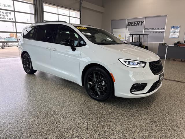 new 2024 Chrysler Pacifica car, priced at $42,863