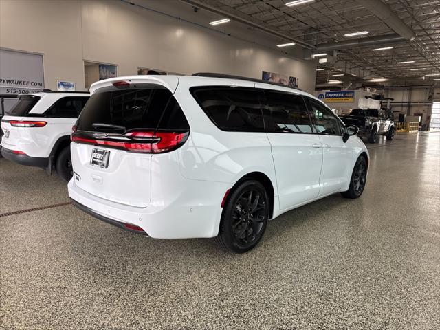 new 2024 Chrysler Pacifica car, priced at $43,809