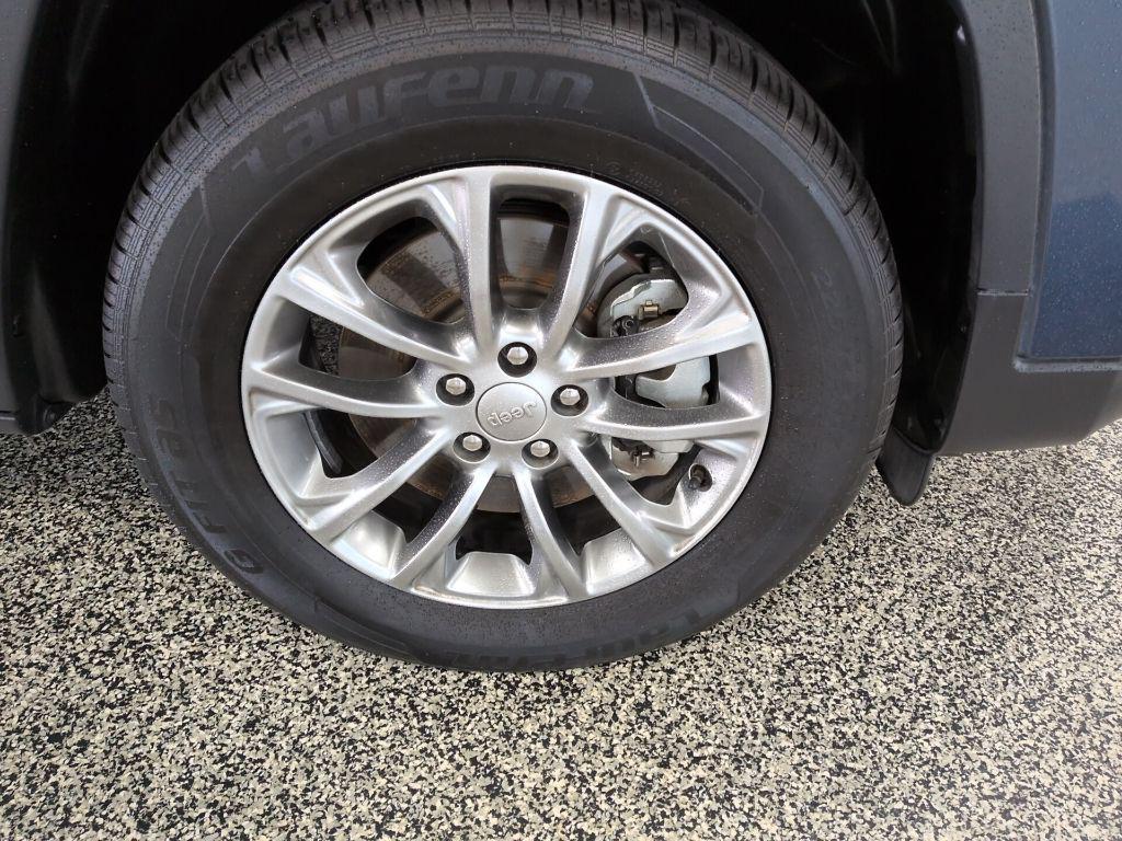 used 2021 Jeep Cherokee car, priced at $17,389